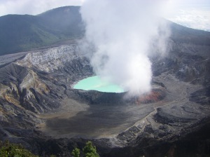 El volcán Arenal en erupción